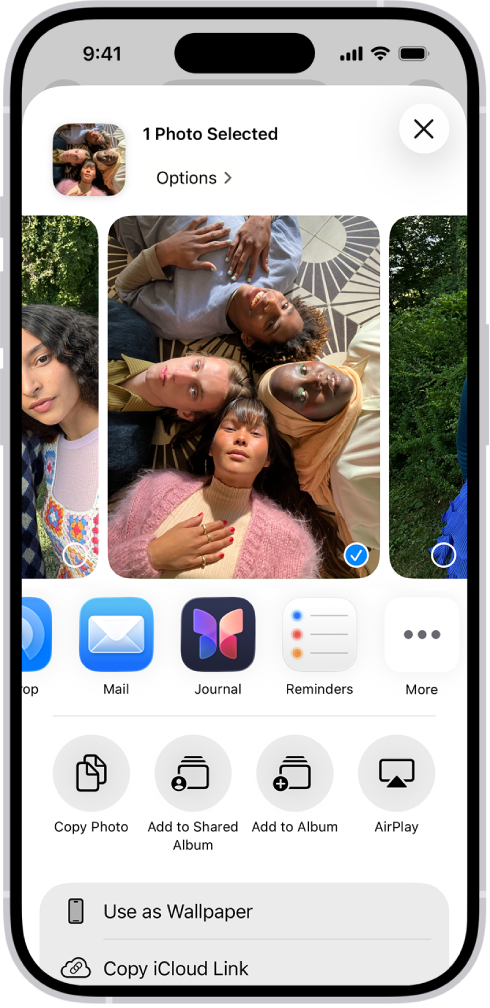 La schermata per condividere una foto, con le opzioni di condivisione subito sotto la foto aperta, compreso il pulsante Altro per modificare le opzioni di condivisione.