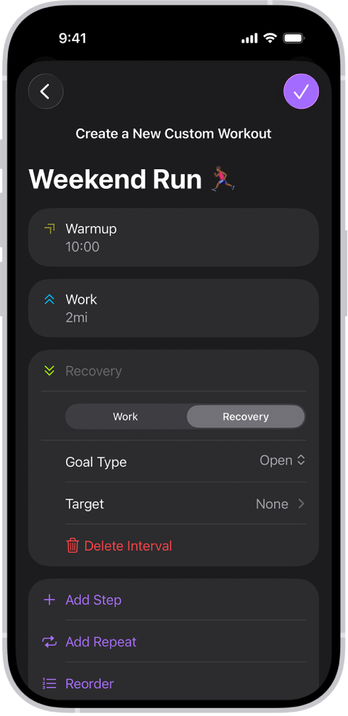 La schermata di Fitness “Allenamento personalizzato” che mostra gli intervalli di riscaldamento, allenamento e recupero. Nella parte inferiore dello schermo sono presenti i pulsanti per aggiungere un passaggio, ripetere un intervallo e riordinare gli intervalli.