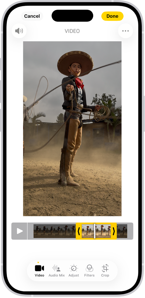 La schermata di modifica dell’app Foto con un video in riproduzione al centro. Nel visore sotto al video, i fotogrammi da includere nel video ritagliato vengono selezionati e si contraddistinguono per il bordo giallo. Nella parte inferiore dello schermo sono presenti i pulsanti Video, “Mix audio”, Regola, Filtri e Ritaglia; il pulsante Video è selezionato.