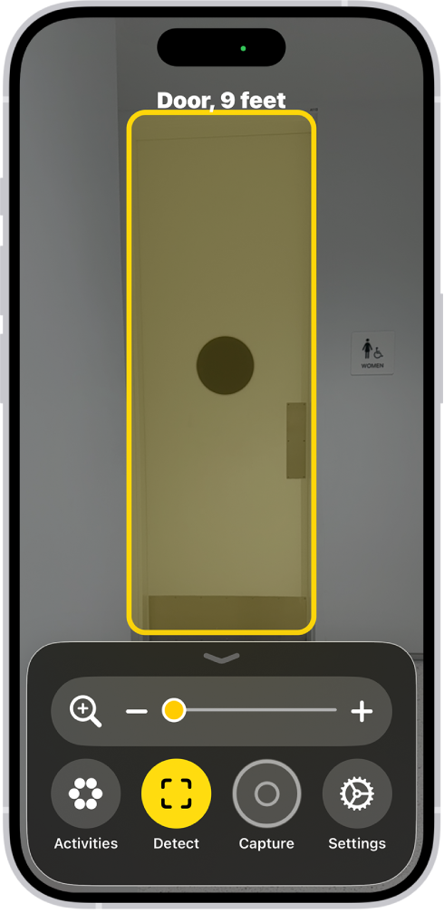 L’app Lente è aperta ed è stata rilevata una porta. Una descrizione che mostra quanto è lontana la porta.