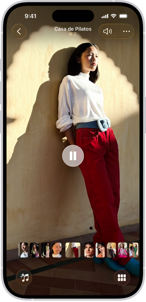 画面の中央でメモリーが再生されています。画面下部には、「メモリーミックス」ボタンと「ブラウズ」ボタンがあります。画面上部には、「戻る」、「消音」、「その他」の各ボタンがあります。画面の上中央には、写真の場所と再生中の曲名が表示されています。