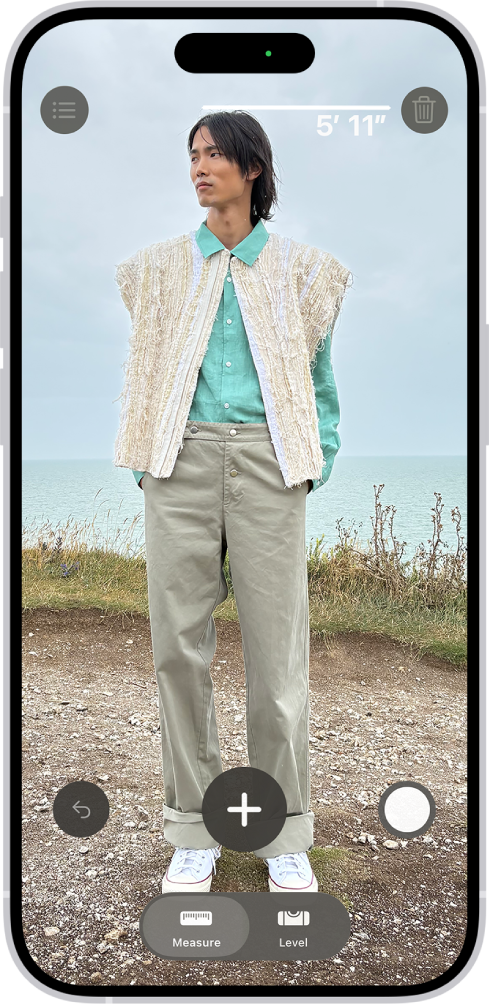 Measure အက်ပ်တွင် လူတစ်ယောက်အရပ်ကို ထိုလူ၏ခေါင်းတွင် တိုင်းတာထားသည့် အရပ်အမြင့်ကို ဖော်ပြပေးထားသည့်အမြင့်နှင့်အတူ တိုင်းတာသည်။ ထိုတိုင်းတာမှုကို ဓာတ်ပုံတစ်ပုံ ရိုက်ရန် ညာဘက်အောက်ထောင့်အနီးရှိ Take Picture ခလုတ်ရှိသည်။ Camera In Use မီးအစိမ်းရောင် အခြေနေပြသင်္ကေတသည် ညာဘက်ထိပ်တွင် ပေါ်နေမည်။