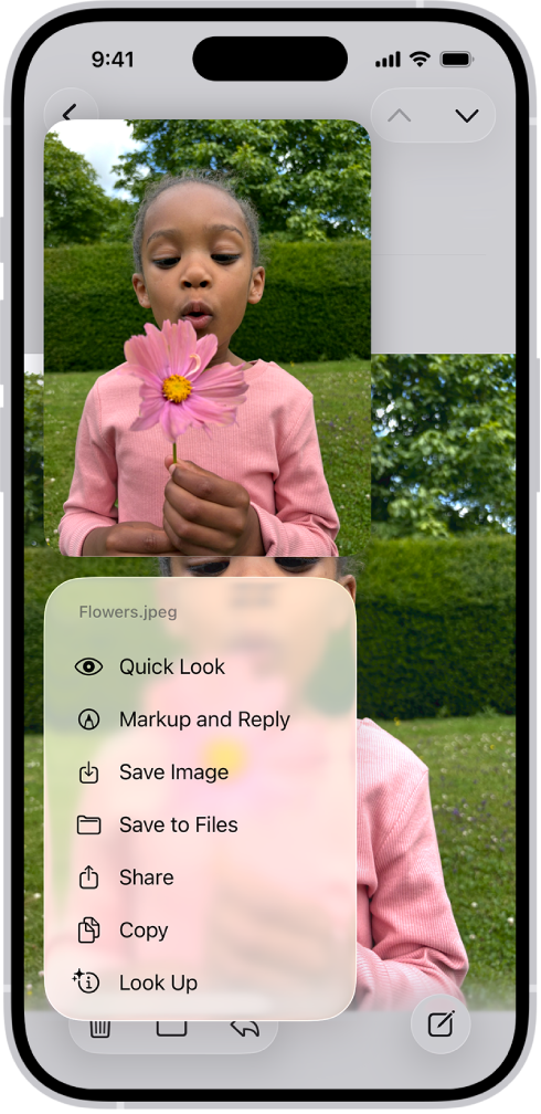 Een e‑mailbijlage is geselecteerd en de mogelijke taken worden weergegeven.