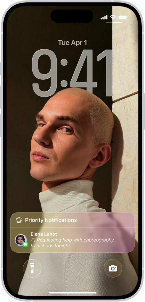 ଏକ iPhone ଲକ୍ ସ୍କ୍ରୀନ୍ ଦେଖାଉଛି। ସ୍କ୍ରୀନ୍ର ନିମ୍ନରେ ଏକ ସଂକ୍ଷିପ୍ତ ସମୟ-ସମ୍ବେଦନଶୀଳ ନୋଟିଫିକେଶନ୍ ଦେଖାଯାଏ।