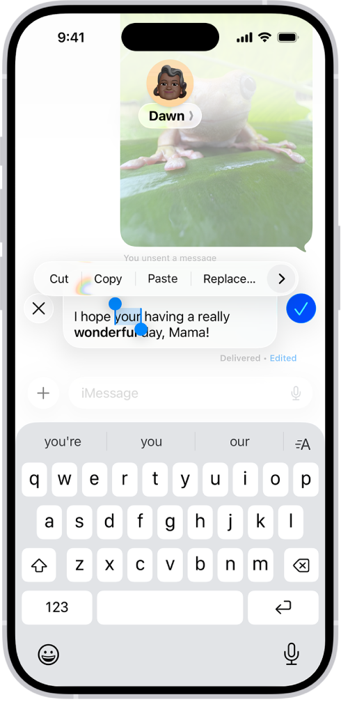 Rozmowa w Wiadomościach. Ostatnia wiadomość jest edytowana. Pozostała część rozmowy jest jaśniejsza, za wyjątkiem edytowanej wiadomości tekstowej. Rozmowa zawiera informację, że wcześniejsza wiadomość została cofnięta, a bieżąca wiadomość została edytowana przed aktualnie trwającą edycją.