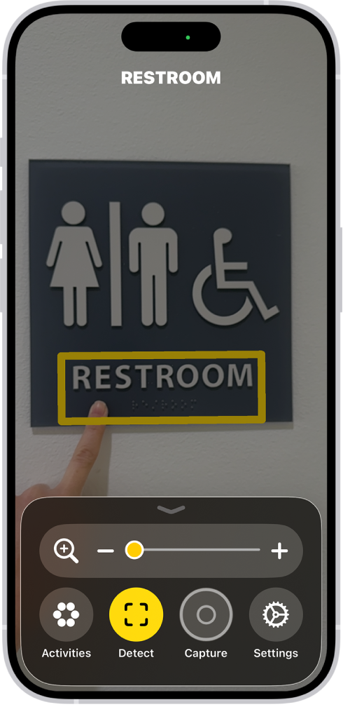 Aplikacja Lupa wykrywająca palec wskazujący tekst na ścianie.