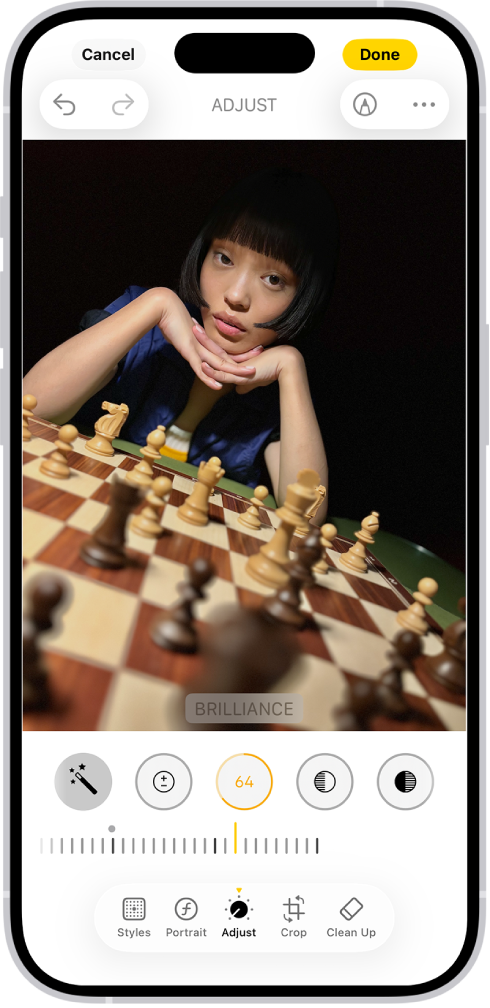 Ecranul Editați cu o poză în centru. În partea de jos a ecranului, de la stânga la dreapta, se află butoanele Ajustare, Filtre, Decupare și Curățare. Este selectat butonul Ajustați și există un glisor pentru ajustarea strălucirii. Butonul Anulați este în colțul din stânga sus al ecranului, iar butonul OK este în colțul din dreapta sus.