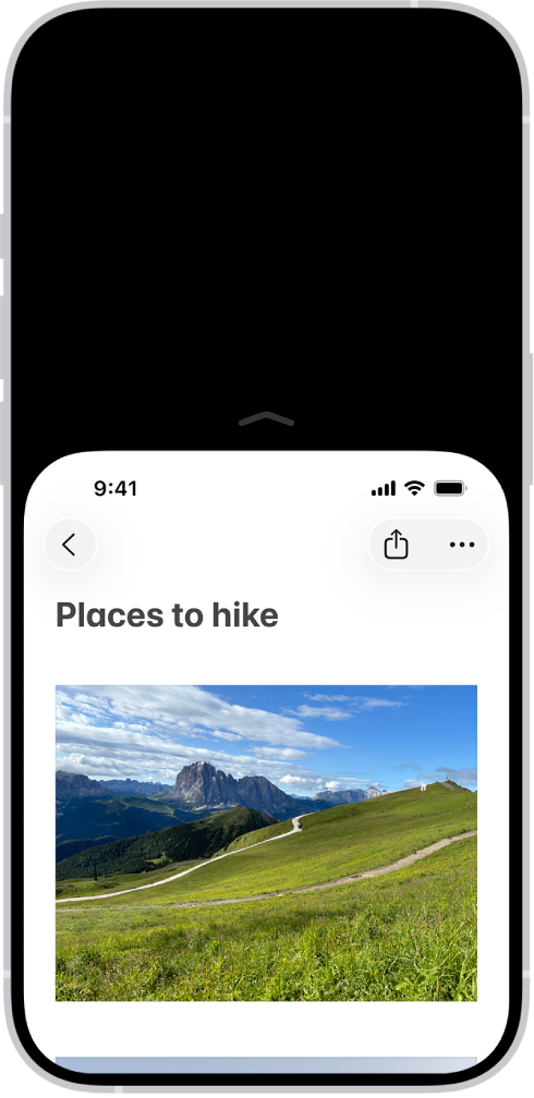 Obrazovka iPhonu s aktivovanou funkciou Dosah. Horná časť obrazovky sa posunula nadol, vďaka čomu je jednoducho dostupná palcom.