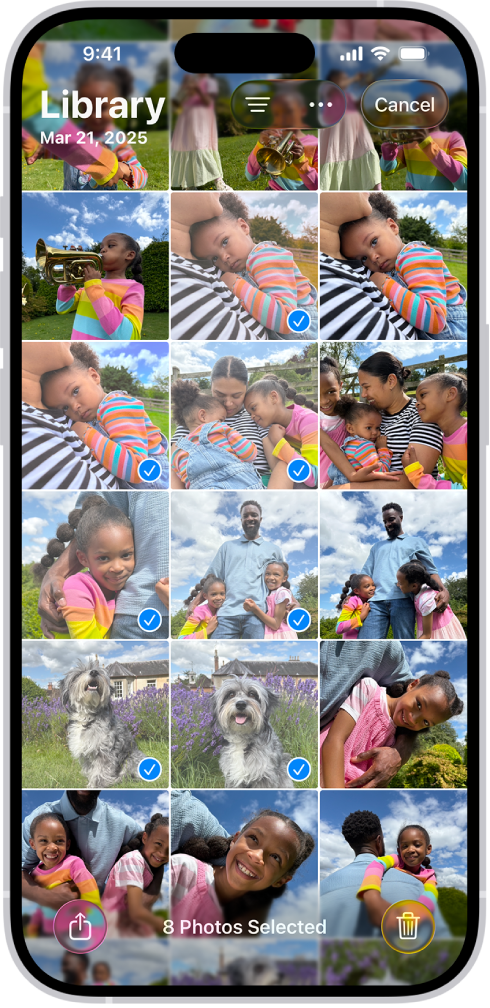 Obrazovka iPhonu je vyplnená mriežkou fotiek. Niekoľko fotiek je vybraných. V dolnej časti obrazovky sa nachádzajú tlačidlá Zdieľať a Vymazať.