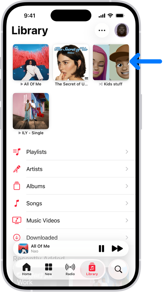 Zavihek Knjižnica s puščico, ki na vrhu kaže pripete elemente, kot so skladba, album in seznam predvajanja.
