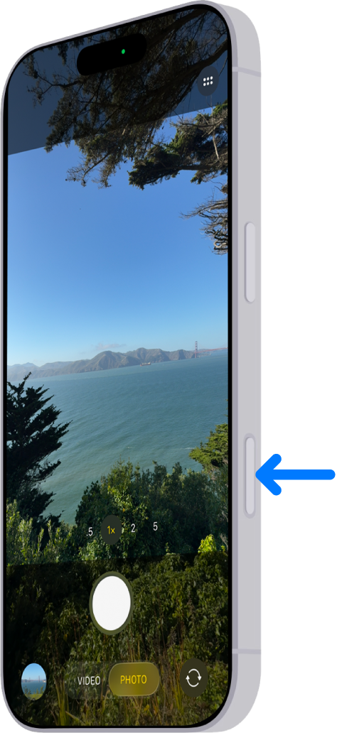 Një shigjetë tregon vendndodhjen e Camera Control në anën e iPhone.
