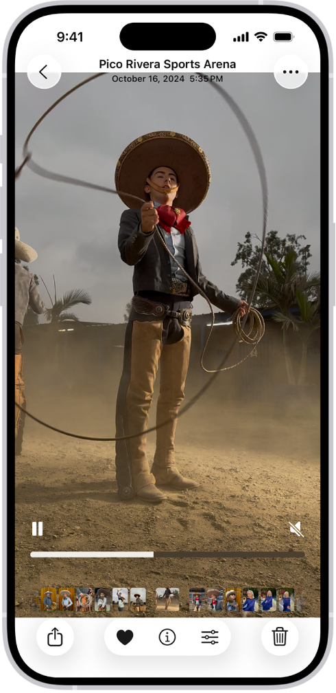 En öppen video med en uppspelnings-/pausknapp, ett förloppsfält och en ljud av-/volymknapp längst ned. Överst till vänster finns en tillbakaknapp som leder tillbaka till bläddringsvyn.