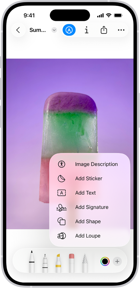 ภาพเปิดอยู่ในแอปแสดงตัวอย่าง เมนูแสดงตัวเลือกที่สามารถเพิ่มไปยังเมนูได้ เช่น สติกเกอร์และข้อความ ปุ่มทำเครื่องหมาย ข้อมูล แชร์ และอื่นๆ ที่แสดงขึ้นที่ด้านบนสุดของหน้าจอ และเครื่องมือคำอธิบายประกอบที่แสดงอยู่ที่ด้านล่างสุดของหน้าจอ