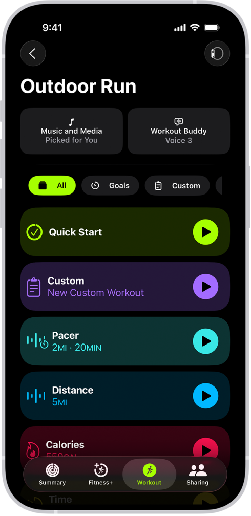 Fitness’ın Antrenman ekranında bir Koşu (Dış) antrenmanının ayrıntıları gösteriliyor. Koşu (Dış) başlığının altında ortam seçme ve Workout Buddy’yi ayarlama seçenekleri var. Ortada, yukarıdan aşağıya antrenman, özel antrenman, tempo antrenmanı ile mesafe ve kalori hedefli antrenman başlatma seçenekleri var.