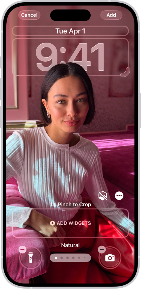 Màn hình khóa iPhone đang hiển thị các tùy chọn để thêm tiện ích, điều chỉnh hình nền và kích cỡ của đồng hồ, cũng như hoán đổi các điều khiển ở cuối màn hình.