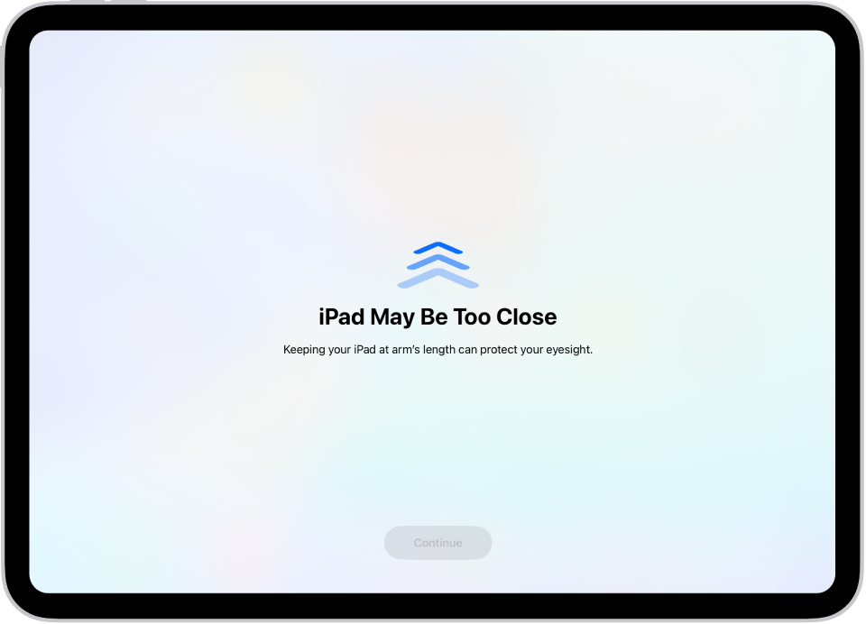 شاشة تعرض تحذيرًا بأن iPad قريب جدًا واقتراحًا بإبقاء iPad على مسافة ذراع. عند تحريك iPad بعيدًا، يظهر زر متابعة في الجزء السفلي حتى تتمكن من العودة إلى الشاشة السابقة.