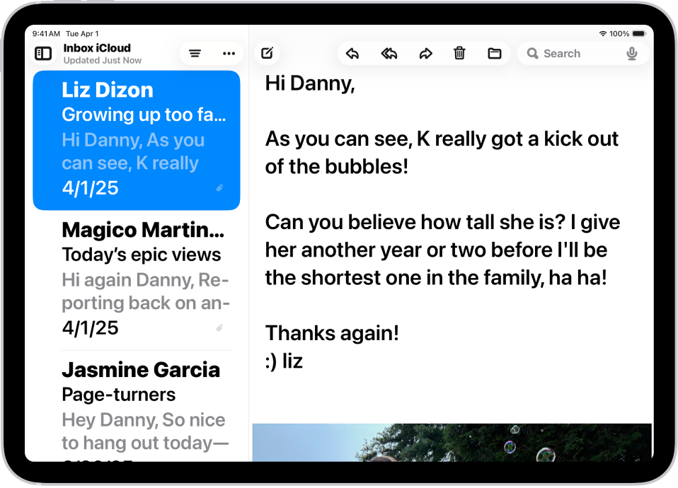 En iPad med appen Mail åben. E-mails vises med stor, fed tekst.