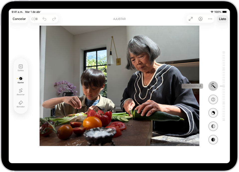 Pantalla de edición en la app Fotos con una foto en el centro. A la izquierda de la foto están los botones Ajustar, Filtros y Recortar; Ajustar está seleccionado. A la derecha de la foto están los botones de los efectos de edición y un regulador para ajustar el nivel del efecto.