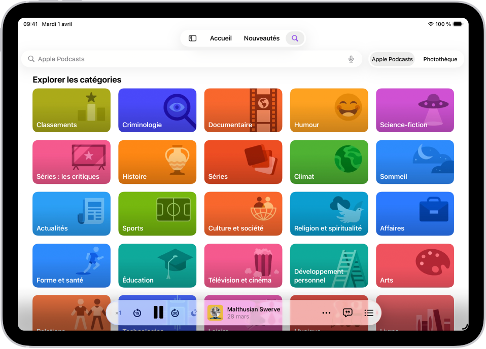 L’écran de recherche de l’app Podcasts, affichant les catégories de podcasts. En bas de l’écran se trouvent les boutons « Retour rapide », « Mettre en pause », Avancer et « Mise en veille », ainsi que l’illustration de l’épisode, le titre de l’épisode, le bouton Plus et le bouton « Afficher la transcription ».