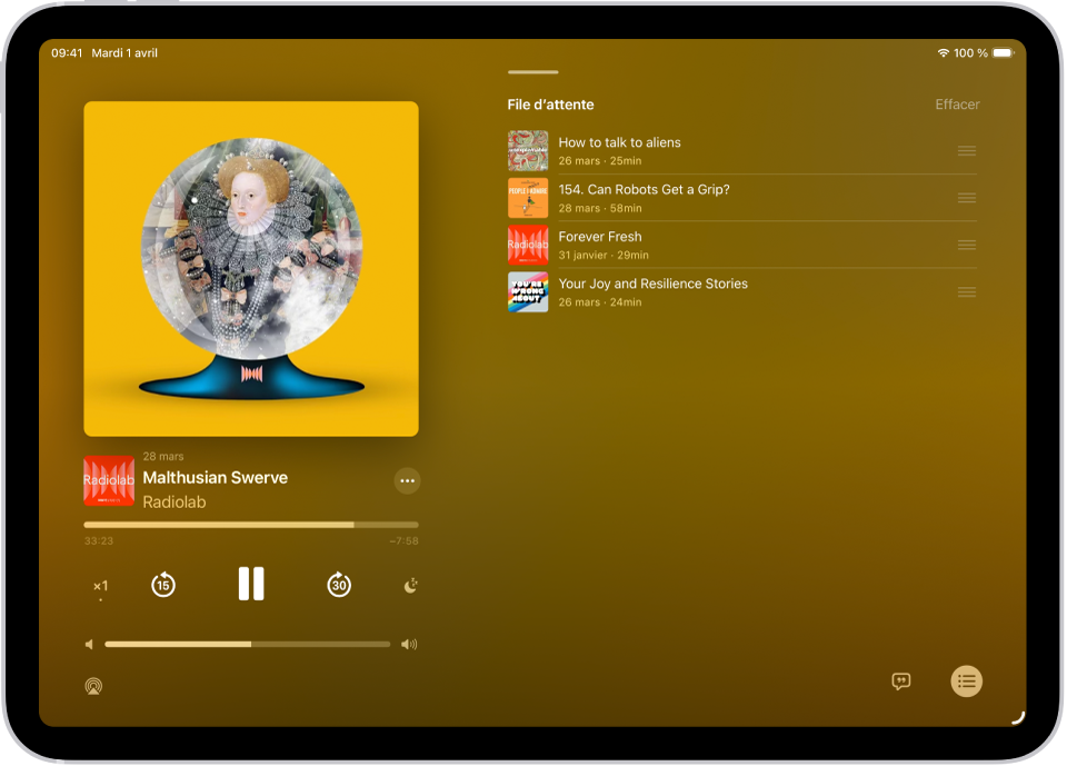 Le lecteur en plein écran de l’app Podcasts, avec l’illustration du podcast, le titre de l’épisode, les commandes de lecture et le curseur de volume. La liste des épisodes dans la file d’attente est affichée en haut à droite de l’écran. En bas de l’écran se trouvent l’icône AirPlay, l’icône « Afficher la transcription » et le bouton Suivant.