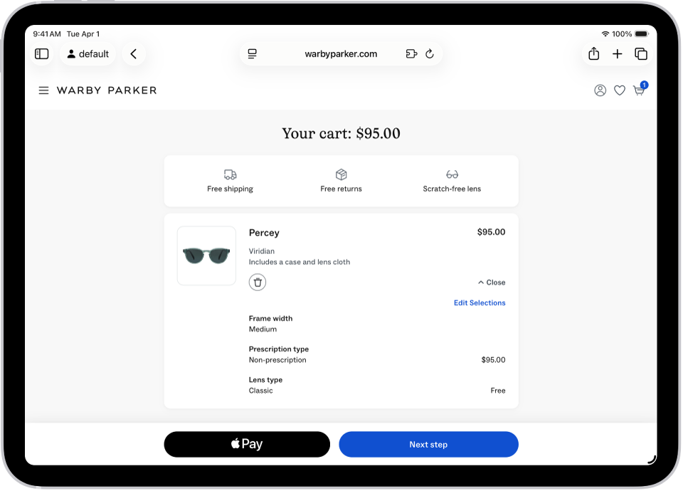 עמוד אינטרנט ב-Safari מציג עגלת קניות ובה המחירים של פריטים נבחרים. הכפתור Apple Pay מופיע למטה משמאל.