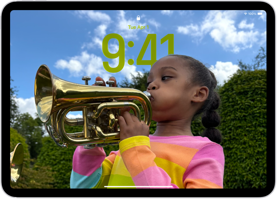 La schermata di blocco di iPad con una foto personalizzata che riempie lo schermo.