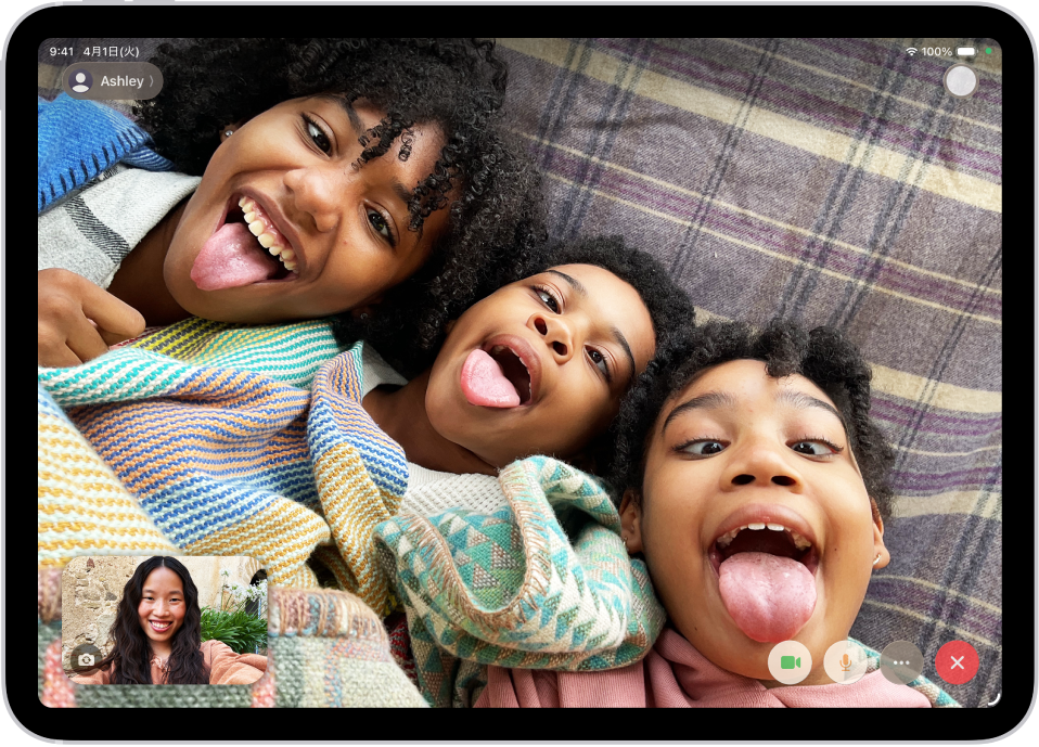 進行中のFaceTimeビデオ通話。左下に1人の参加者が表示されています。画面の残りの部分に、ほかの3人の参加者の画像が表示されています。右下に「カメラ」、「マイク」、「さらに表示」、「通話を終了」ボタンがあります。