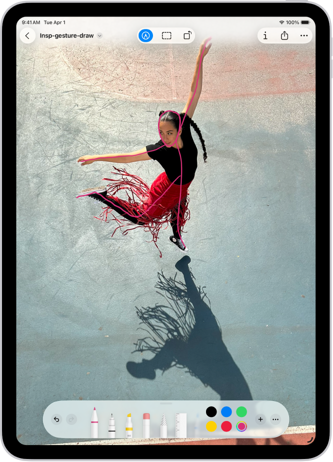 Programoje „Užrašai“ atidarytas užrašas, o ekrano apačioje atidaryta „Žymėjimas“ įrankių juosta. Iš kairės į dešinę rodomi šie „Žymėjimo“ įrankiai: „Rašiklis“, „Vienspalvė linija“, „Žymeklis“, „Trintukas“, „Kilpa“, „Liniuotė“ ir „Pieštukas“, po jų seka spalvų mygtukai, mygtukas „Įtraukti“ ir mygtukas „Daugiau“.