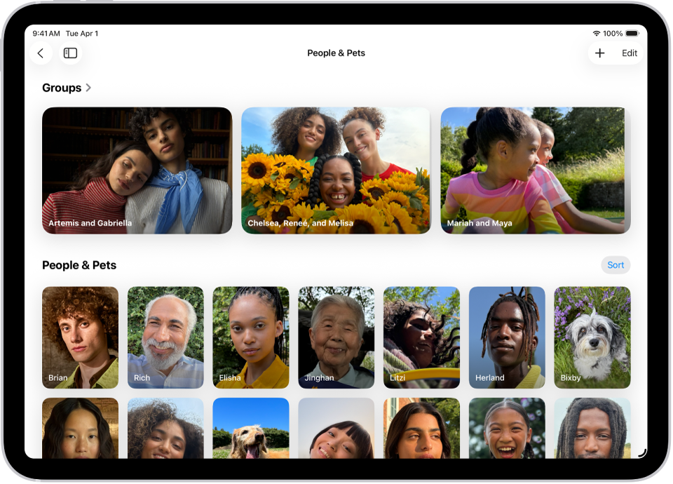 De verzameling 'Personen en huisdieren' is geopend in de Foto's-app. Boven in het scherm staan groepen en afzonderlijke personen en huisdieren.