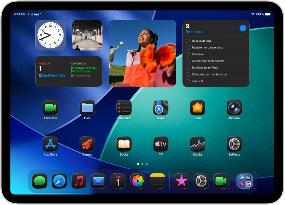 Het beginscherm van de iPad met de donkere modus ingeschakeld.