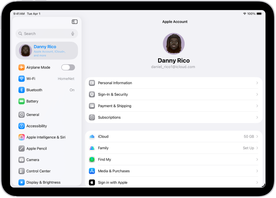 Innstillinger for Apple-konto vises, med en liste over valg, inkludert personlig informasjon, abonnementer, Hvor er og mer.