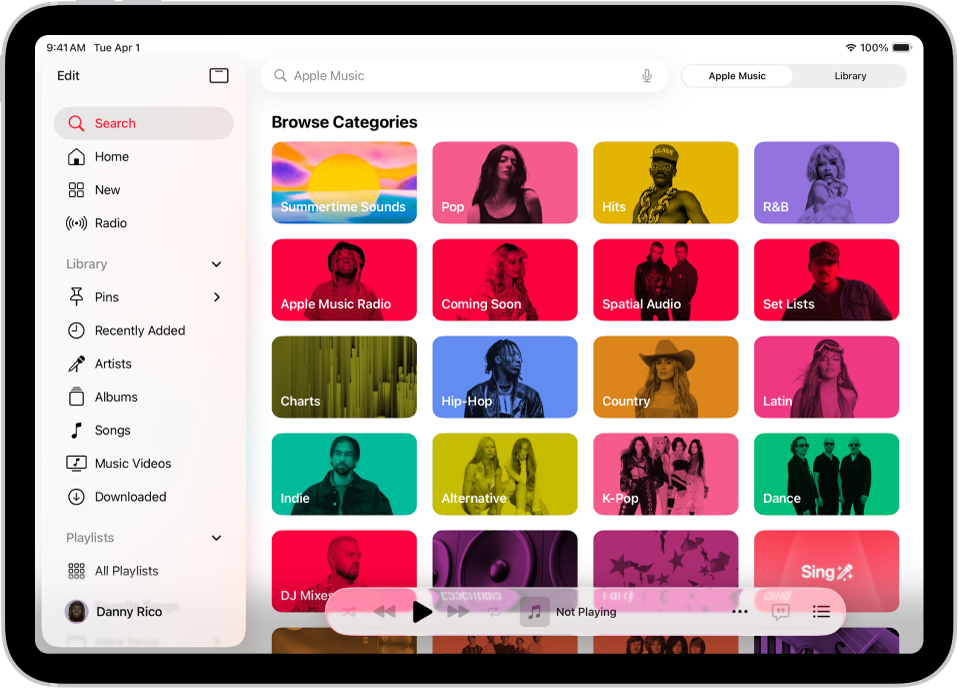 Karta Szukaj. Po lewej stronie widoczny jest pasek boczny. U góry znajduje się pole wyszukiwania. Poniżej pola wyszukiwania widoczne są różne kategorie muzyki. Na dole wyświetlany jest miniodtwarzacz.