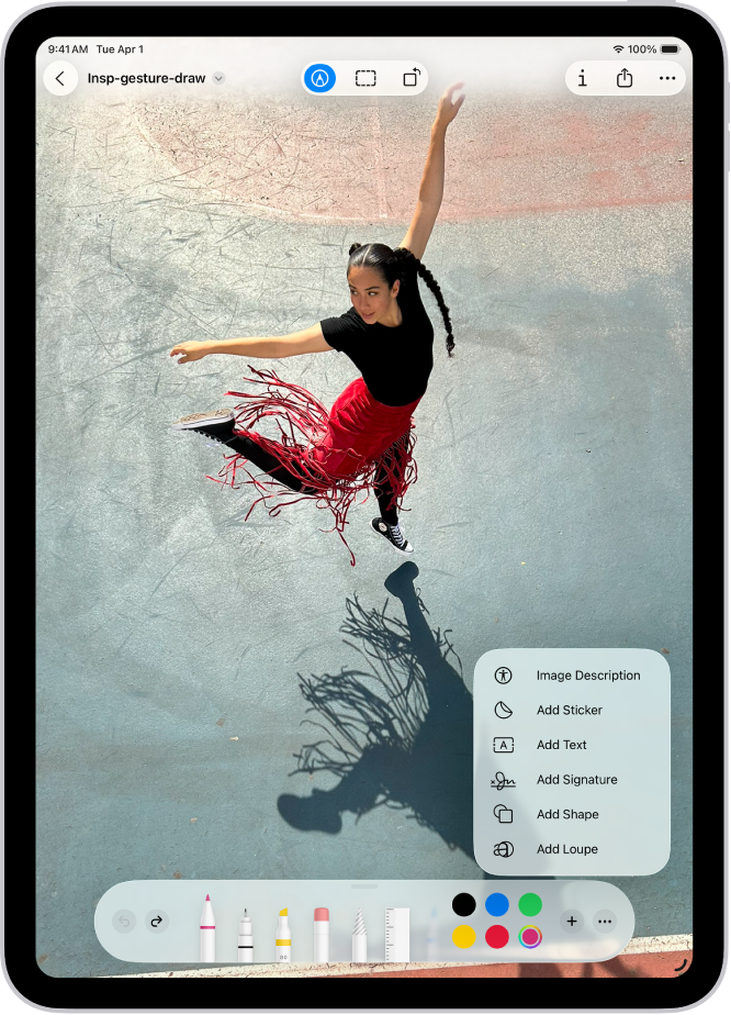 Pasek narzędzi oznaczeń widoczny na dole notatki w aplikacji Notatki. W prawym dolnym rogu ekranu widoczny jest zaznaczony przycisk Dodaj. Menu Dodaj zawiera następujące opcje: Dodaj naklejkę, Dodaj tekst, Dodaj podpis oraz Dodaj kształt.