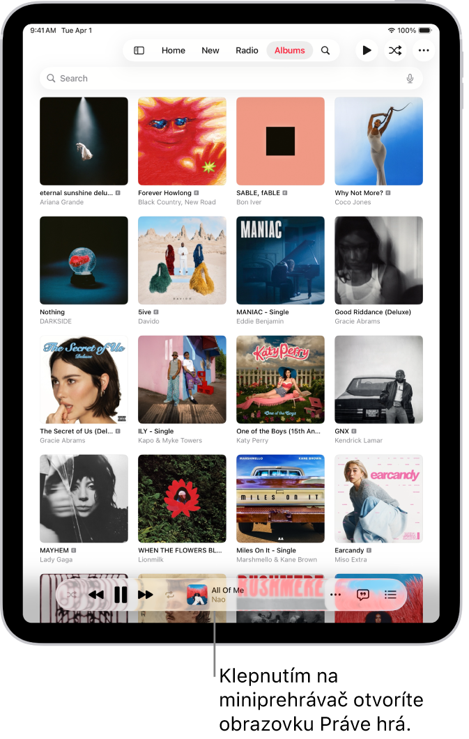 Tab Albumy s miniprehrávačom v spodnej časti. Miniprehrávač zobrazuje názov skladby, ktorá práve hrá.