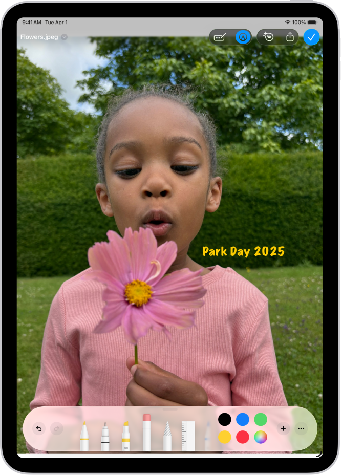 V aplikaciji Pošta, PDF priloge ima dodano besedilo in nalepko emoji. Pod spletno stranjo so orodja Označevanje.