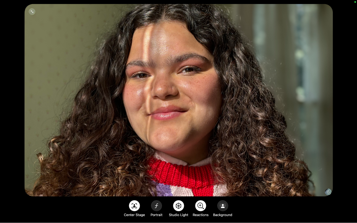 نافذة فيس تايم يظهر بها مشارك. في الجزء السفلي من النافذة تظهر أزرار مؤثرات الفيديو: في الوسط وبورتريه وإضاءة استديو والتفاعلات والخلفية.