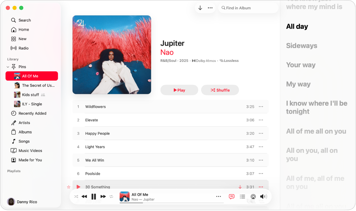 Une chanson en lecture avec les paroles à droite, qui s’affichent à l’écran en synchronisation avec la musique.