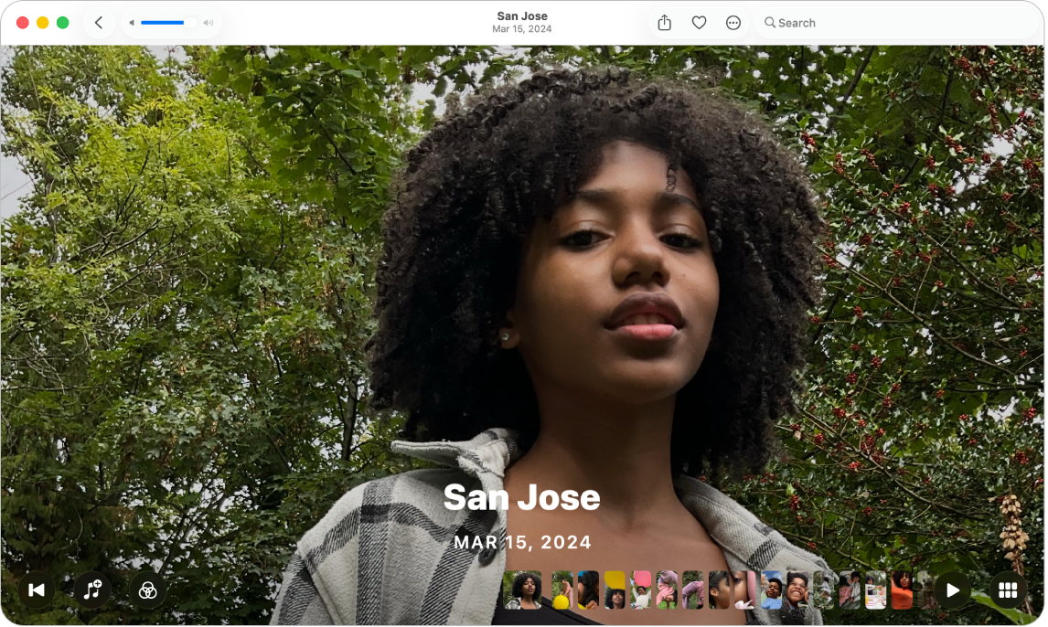 Finestra de l’app Fotos amb un record a punt per reproduir-se. A la part de baix es mostren el botó de rebobinar, el botó de música, el botó de filtres, una tira de fotogrames amb les miniatures de les fotos del record, el botó de reproduir i el botó “Vista de retícula”.