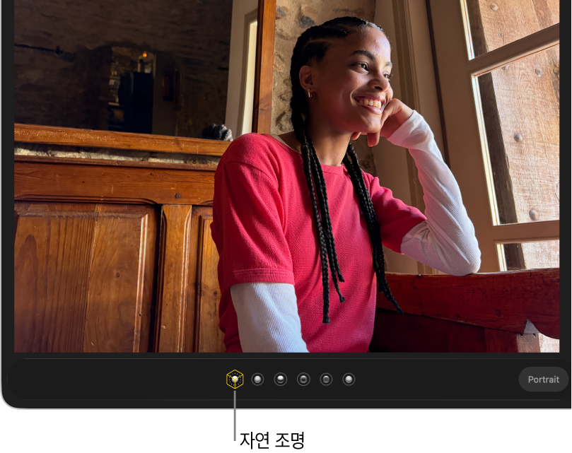 자연 조명 인물 사진.