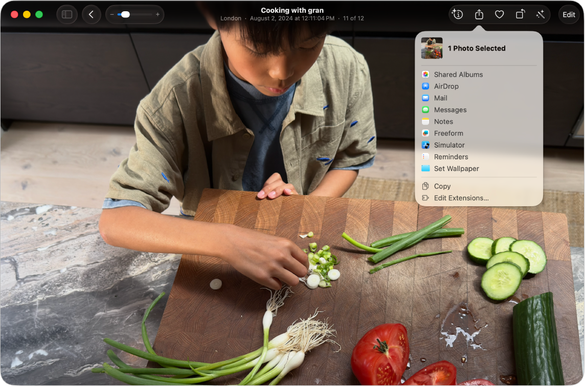 В окне приложения «Фото» отображается фото. Открыто меню «Поделиться». Показан список приложений, в которых можно отправить фото.