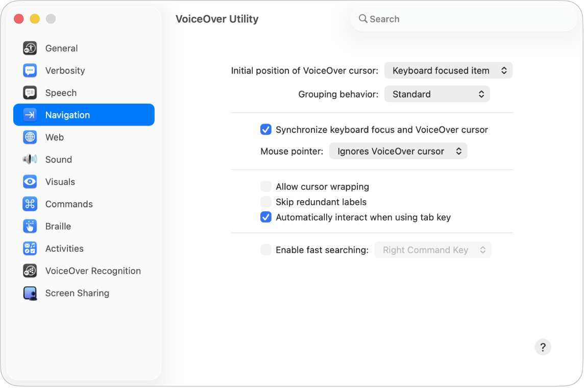 Das Fenster des VoiceOver-Dienstprogramms mit ausgewählter Kategorie „Navigation“ in der Seitenleiste links und den zugehörigen Optionen rechts. Unten rechts im Fenster ist eine Hilfetaste, mit der die VoiceOver Online-Hilfe mit einer Erklärung für die Optionen angezeigt werden kann.