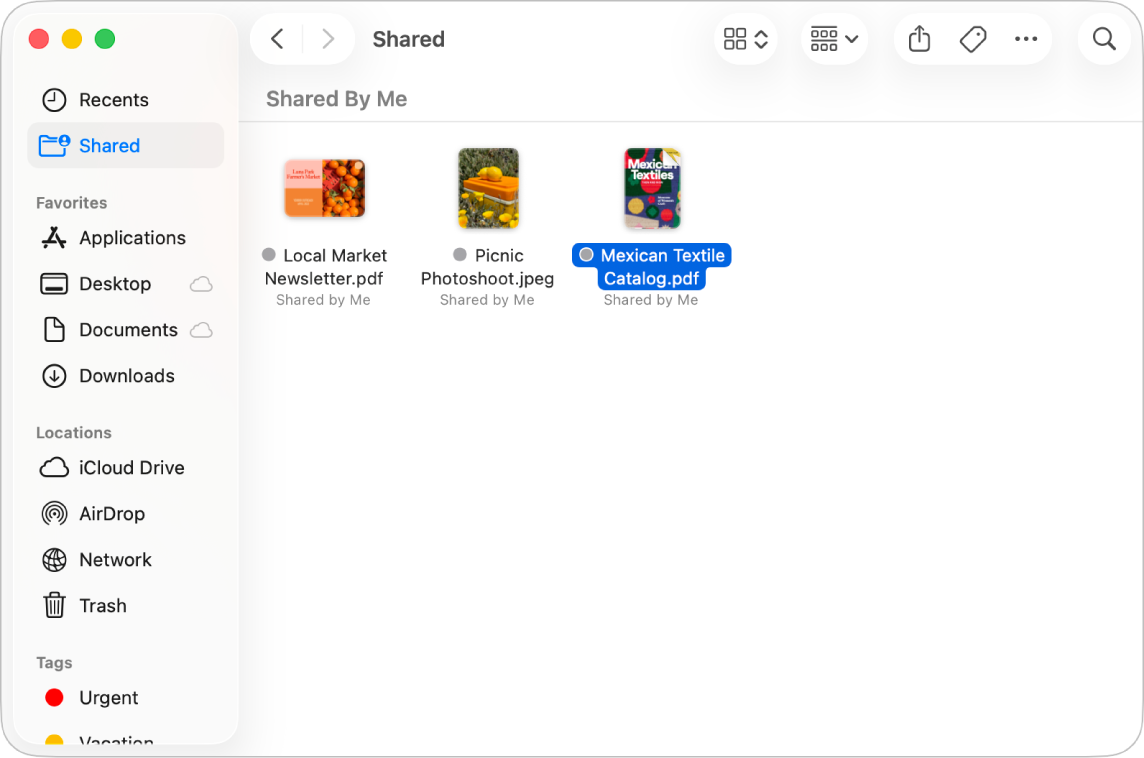 Une fenêtre du Finder avec le dossier partagé sélectionné dans la barre latérale et des éléments à droite partagés par l’utilisateur actuel.