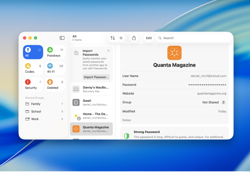 L’app Mots de passe avec une liste de comptes. La barre latérale présente sept alertes de sécurité. À droite, le compte sélectionné s’accompagne d’un message indiquant qu’il utilise un mot de passe robuste.