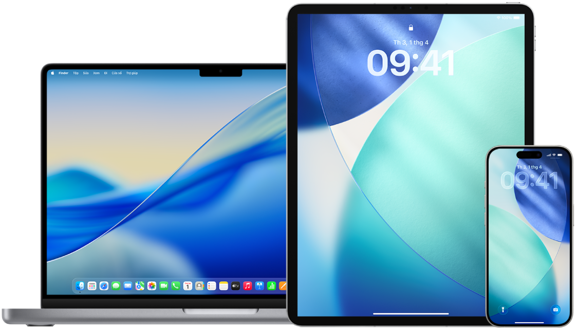 Một MacBook Pro, iPad và iPhone