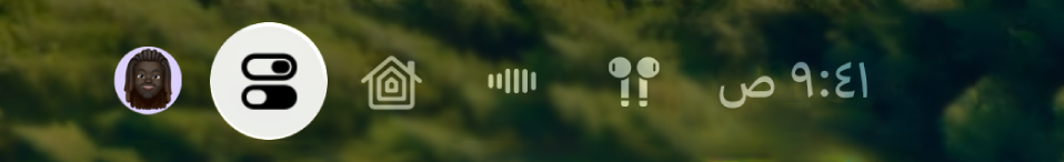 الجزء العلوي الأيسر من مركز التحكم على Apple TV 4K. تظهر AirPods على يسار الوقت.