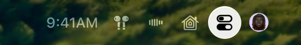 Izvēlnes Control Center augšējais labais apgabals Apple TV 4K ierīcē. AirPods austiņas ir redzamas pa labi no laika.