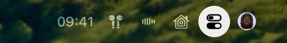 Het gedeelte rechtsboven in het bedieningspaneel op de Apple TV 4K. Rechts naast de tijd staan AirPods.