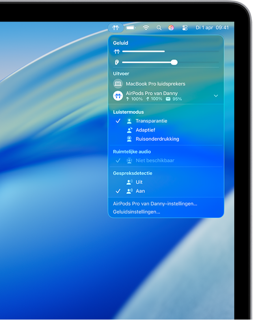 Rechts in de menubalk op de Mac is het AirPods-symbool geselecteerd. Voor AirPods Pro is 'Transparantie' geselecteerd onder 'Luistermodus' en is 'Gespreksdetectie' ingeschakeld.