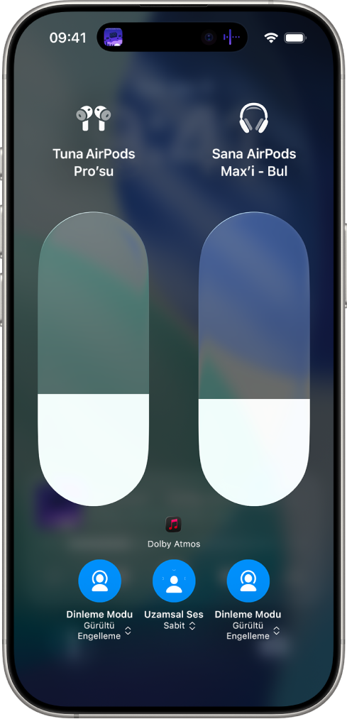 Denetim Merkezi’nde iki AirPods çiftinin ses yüksekliği düzeyini gösteren ses yüksekliği ekranı. Soldaki ses yüksekliği göstergesinin alt tarafında, Gürültü Engelleme’nin açık olduğunu belirten Dinleme Modu düğmesi var. Sağdaki ses yüksekliği göstergesinin alt tarafında, Gürültü Engelleme’nin açık olduğunu belirten Dinleme Modu düğmesi var.