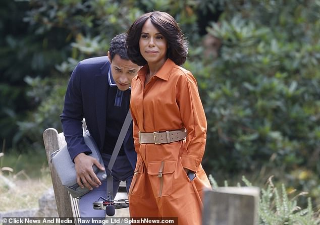 Kerry Washington looked sensational as she donned a rust orange coloured dress with a brown belt